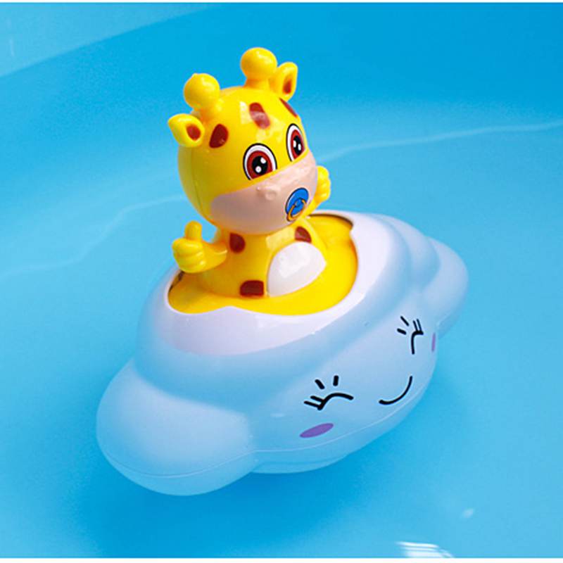 Kawaii jirafa en lindo juguete de piscina de baño con rociador de agua en la nube