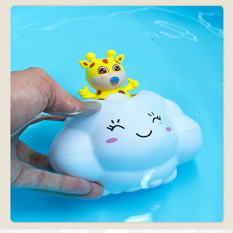 Kawaii jirafa en lindo juguete de piscina de baño con rociador de agua en la nube